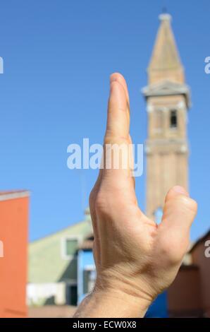 Il campanile della chiesa di San Martino sul isola di Burano Venezia Italia Foto Stock