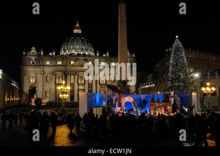 Città del Vaticano. Xix Dec, 2014. Cerimonia di illuminazione dell albero di Natale e il Presepe in Piazza San Pietro - 19 dicembre 2014 Credit: Davvero Facile Star/Alamy Live News Foto Stock