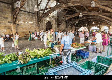Domenica mercato locale sotto Santa María de Uribarri chiesa più grande hall coperti in Europa. Durango, Biscaglia, Paesi Baschi Foto Stock