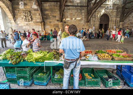 Domenica mercato locale sotto Santa María de Uribarri chiesa più grande hall coperti in Europa. Durango, Biscaglia, Paesi Baschi Foto Stock