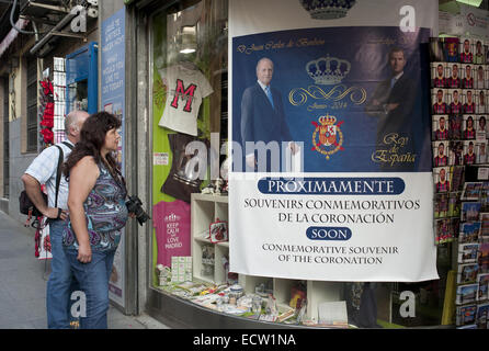 Il principe Felipe incoronazione souvenir sono visualizzati in un negozio di souvenir in Madrid. Il principe Felipe è dovuto per essere incoronato Felipe VI di Spagna il 19 giugno dopo che il suo padre, il Re Juan Carlos I abdicò il 2 giugno. Dove: Madrid, Spagna Quando: 16 Giu 2014 Foto Stock