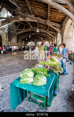 Domenica mercato locale sotto Santa María de Uribarri chiesa più grande hall coperti in Europa. Durango, Biscaglia, Paesi Baschi Foto Stock