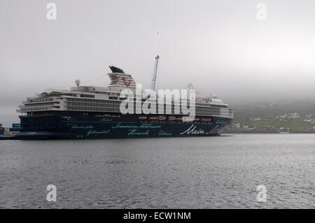 MV Mein Schiff 2 è un secolo di classe la nave di crociera in barca a vela per crociere TUI qui l'ancoraggio a Torshavn harbour nelle isole Faerøer. Foto Stock