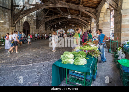 Domenica mercato locale sotto Santa María de Uribarri chiesa più grande hall coperti in Europa. Durango, Biscaglia, Paesi Baschi Foto Stock