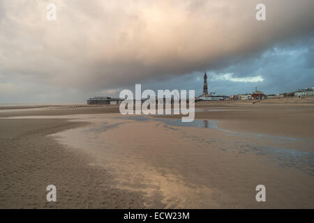 Blackpool, Lancashire, Regno Unito. Xix Dec, 2014. Blackpool, Lancashire Regno Unito. Dopo giorni di sordo e con tempo umido infine il sole fuoriesce durante il giorno, seppur con una forte e gusty vento freddo che soffia dal mare d'Irlanda. Credito: gary telford/Alamy Live News Foto Stock