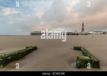 Blackpool, Lancashire, Regno Unito. Xix Dec, 2014. Blackpool, Lancashire Regno Unito. Dopo giorni di sordo e con tempo umido infine il sole fuoriesce durante il giorno, seppur con una forte e gusty vento freddo che soffia dal mare d'Irlanda. Credito: gary telford/Alamy Live News Foto Stock