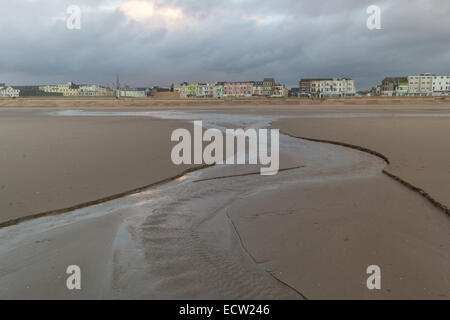 Blackpool, Lancashire, Regno Unito. Xix Dec, 2014. Blackpool, Lancashire Regno Unito. Dopo giorni di sordo e con tempo umido infine il sole fuoriesce durante il giorno, seppur con una forte e gusty vento freddo che soffia dal mare d'Irlanda. Credito: gary telford/Alamy Live News Foto Stock