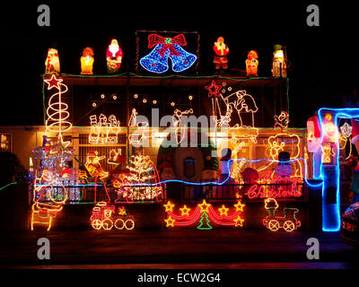 Preston, Lancashire, Regno Unito. 19 dicembre 2014. Ampie decorazioni di Natale su una casa vicino a Preston per raccogliere fondi per le associazioni di beneficenza locali Credit: Sue Burton/Alamy Live News Foto Stock