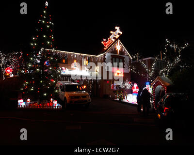 Preston, Lancashire, Regno Unito. 19 dicembre 2014. Ampie decorazioni di Natale su una casa vicino a Preston per raccogliere fondi per le associazioni di beneficenza locali Credit: Sue Burton/Alamy Live News Foto Stock