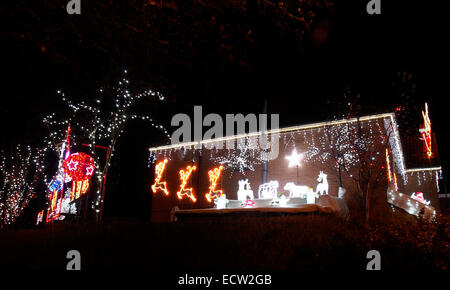 Preston, Lancashire, Regno Unito. 19 dicembre 2014. Ampie decorazioni di Natale su una casa vicino a Preston per raccogliere fondi per le associazioni di beneficenza locali Credit: Sue Burton/Alamy Live News Foto Stock