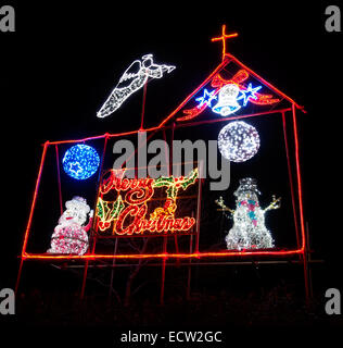 Preston, Lancashire, Regno Unito. 19 dicembre 2014. Ampie decorazioni di Natale su una casa vicino a Preston per raccogliere fondi per le associazioni di beneficenza locali Credit: Sue Burton/Alamy Live News Foto Stock