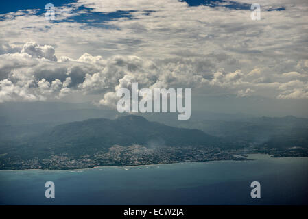 Vista aerea del monte Isabel de Torres e San Felipe de Puerto Plata con Bay Repubblica Dominicana sull'Oceano Atlantico Foto Stock