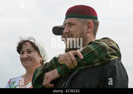 Leader ceceno Ramzan Kadyrov, il più tardi il presidente, all'ingresso del villaggio di Tsentoroi, Cecenia, la Russia. Foto Stock