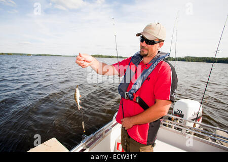 Pescatore, motonave per la pesca, rautavesi lago, vammala zona villaggio, Finlandia, Europa Foto Stock