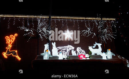 Preston, Lancashire, Regno Unito. 19 dicembre 2014. Ampie decorazioni di Natale su una casa vicino a Preston per raccogliere fondi per le associazioni di beneficenza locali Credit: Sue Burton/Alamy Live News Foto Stock