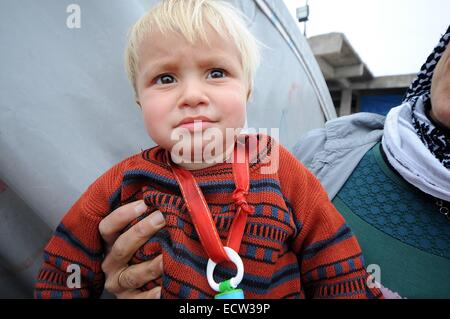 Suruc, Turchia. Xix Dec, 2014. La tendopoli in Turchia Suruc vicino alla frontiera siriana hanno visto un aumento del numero di rifugiati in cerca di rifugio. Molti vivono in edifici abbandonati intorno al confine e sono ora mobili nei campi di concentramento come approcci d'inverno. Una stima di 400.000 persone sono fuggite Kobani Siria attraversando in Turchia dopo lo Stato islamico ha attaccato in ottobre. © Gail Orenstein/ZUMA filo/Alamy Live News Foto Stock