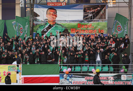 I sostenitori del FC Terek sotto il testo: "Ruud, benvenuto a Grozny', presso il Terek allo stadio di calcio nella capitale cecena Grozny, Russia, durante la prima partita della stagione contro FC Zenit di San Pietroburgo. Il Terek nuova trainer è Ruud Gullit dai Paesi Bassi. Foto Stock