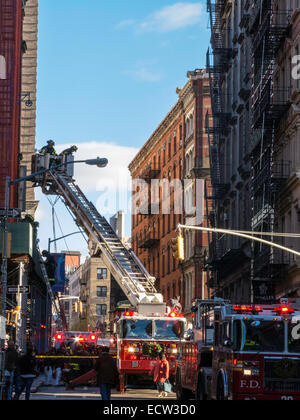 Firetrucks rispondere ad una chiamata di emergenza, NYC Foto Stock