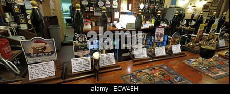 Un bar di CAMRA reale ale, Craven Arms, Birmingham - ampio shot, tutte le birre con descrizioni e note di degustazione Foto Stock