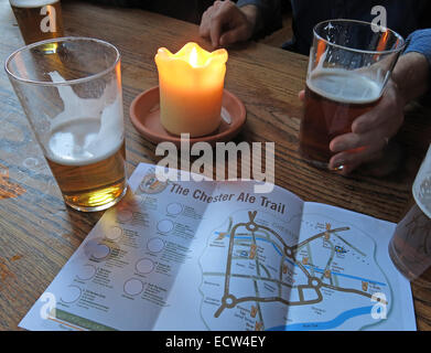 Pianificazione di bevande intorno al Chester Ale Trail, Cheshire, Inghilterra UK, CH1 Foto Stock