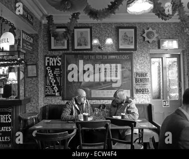 B/W l'Albion Inn, classico pub inglese a Chester, England, Regno Unito Foto Stock