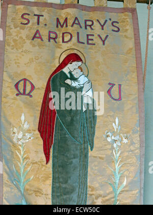 Fabric Banner, da St Marys Church, Ardley, Oxfordshire, Inghilterra, Regno Unito Foto Stock