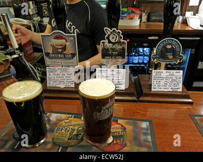 Three Xmas British Real Ales, su un bar, CAMRA elencati Craven Arms, Birmingham, Inghilterra, Regno Unito Foto Stock