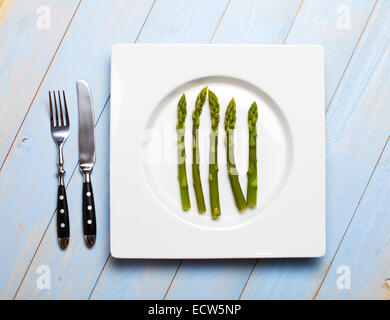 Gli asparagi verdi su una piastra bianca Foto Stock
