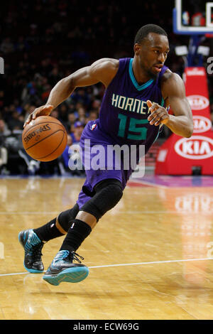 Filadelfia, Pennsylvania, USA. Xix Dec, 2014. Philadelphia, Pennsylvania, USA. Xix Dec, 2014. Charlotte Hornets guard Kemba Walker (15) in azione durante il gioco NBA tra Charlotte Hornets e la Philadelphia 76ers presso la Wells Fargo Center di Philadelphia, Pennsylvania. © csm/Alamy Live News Credito: Cal Sport Media/Alamy Live News Foto Stock