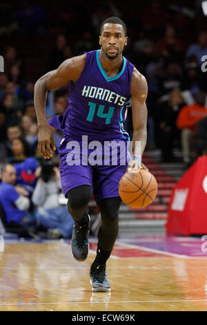 Filadelfia, Pennsylvania, USA. Xix Dec, 2014. Philadelphia, Pennsylvania, USA. Xix Dec, 2014. Charlotte Hornets avanti Michael Kidd-Gilchrist (14) in azione durante il gioco NBA tra Charlotte Hornets e la Philadelphia 76ers presso la Wells Fargo Center di Philadelphia, Pennsylvania. © csm/Alamy Live News Credito: Cal Sport Media/Alamy Live News Foto Stock