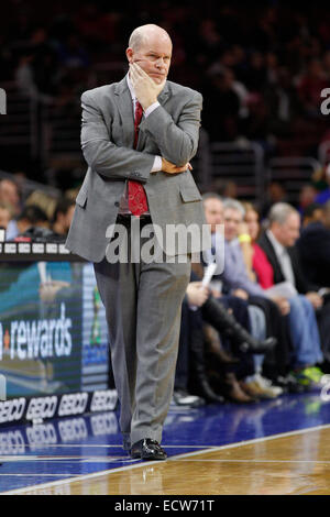 Filadelfia, Pennsylvania, USA. Xix Dec, 2014. Charlotte Hornets allenatore Steve Clifford guarda dal margine durante il gioco NBA tra Charlotte Hornets e la Philadelphia 76ers presso la Wells Fargo Center di Philadelphia, Pennsylvania. La Charlotte Hornets ha vinto 109-91. Credito: Cal Sport Media/Alamy Live News Foto Stock