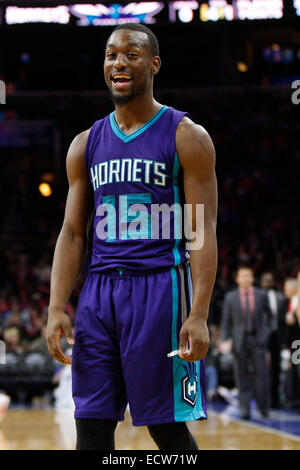 Filadelfia, Pennsylvania, USA. Xix Dec, 2014. Charlotte Hornets guard Kemba Walker (15) reagisce durante il gioco NBA tra Charlotte Hornets e la Philadelphia 76ers presso la Wells Fargo Center di Philadelphia, Pennsylvania. La Charlotte Hornets ha vinto 109-91. Credito: Cal Sport Media/Alamy Live News Foto Stock