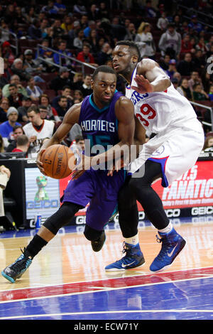 Filadelfia, Pennsylvania, USA. Xix Dec, 2014. Charlotte Hornets guard Kemba Walker (15) rigidi per il cestello con Philadelphia 76ers avanti Jerami concessione (39) difendere durante il gioco NBA tra Charlotte Hornets e la Philadelphia 76ers presso la Wells Fargo Center di Philadelphia, Pennsylvania. La Charlotte Hornets ha vinto 109-91. Credito: Cal Sport Media/Alamy Live News Foto Stock