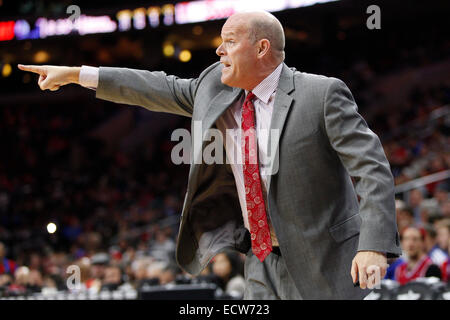 Filadelfia, Pennsylvania, USA. Xix Dec, 2014. Charlotte Hornets allenatore Steve Clifford reagisce durante il gioco NBA tra Charlotte Hornets e la Philadelphia 76ers presso la Wells Fargo Center di Philadelphia, Pennsylvania. La Charlotte Hornets ha vinto 109-91. Credito: Cal Sport Media/Alamy Live News Foto Stock