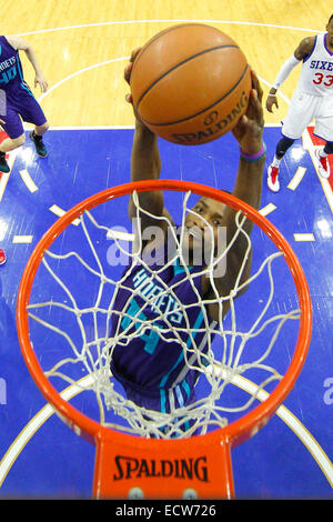 Filadelfia, Pennsylvania, USA. Xix Dec, 2014. Charlotte Hornets avanti Michael Kidd-Gilchrist (14) va per il colpo durante il gioco NBA tra Charlotte Hornets e la Philadelphia 76ers presso la Wells Fargo Center di Philadelphia, Pennsylvania. La Charlotte Hornets ha vinto 109-91. Credito: Cal Sport Media/Alamy Live News Foto Stock