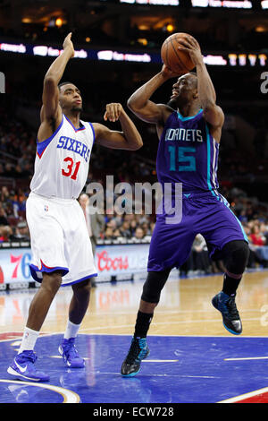 Filadelfia, Pennsylvania, USA. Xix Dec, 2014. Charlotte Hornets guard Kemba Walker (15) Spara la palla con Philadelphia 76ers guard Hollis Thompson (31) difendere durante il gioco NBA tra Charlotte Hornets e la Philadelphia 76ers presso la Wells Fargo Center di Philadelphia, Pennsylvania. La Charlotte Hornets ha vinto 109-91. Credito: Cal Sport Media/Alamy Live News Foto Stock