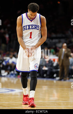 Filadelfia, Pennsylvania, USA. Xix Dec, 2014. Philadelphia 76ers guard Michael Carter-Williams (1) tocca il suo polso destro come egli capi per i tiri liberi di linea durante il gioco NBA tra Charlotte Hornets e la Philadelphia 76ers presso la Wells Fargo Center di Philadelphia, Pennsylvania. La Charlotte Hornets ha vinto 109-91. Credito: Cal Sport Media/Alamy Live News Foto Stock