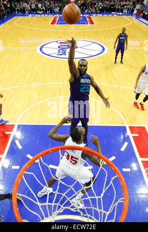 Filadelfia, Pennsylvania, USA. Xix Dec, 2014. Charlotte Hornets center al Jefferson (25) Spara la palla sul Philadelphia 76ers center Henry Sims (35) durante il gioco NBA tra Charlotte Hornets e la Philadelphia 76ers presso la Wells Fargo Center di Philadelphia, Pennsylvania. La Charlotte Hornets ha vinto 109-91. Credito: Cal Sport Media/Alamy Live News Foto Stock