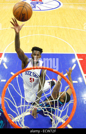 Filadelfia, Pennsylvania, USA. Xix Dec, 2014. Philadelphia 76ers avanti JaKarr Sampson (9) Spara la palla su Charlotte Hornets guard Gary Neal (12) durante il gioco NBA tra Charlotte Hornets e la Philadelphia 76ers presso la Wells Fargo Center di Philadelphia, Pennsylvania. La Charlotte Hornets ha vinto 109-91. Credito: Cal Sport Media/Alamy Live News Foto Stock