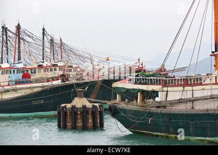 Flotta di pesca commerciale Laid-Up barche su Cheung Chau Isola, Hong Kong. Foto Stock