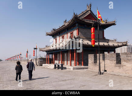 Coppia di anziani avente una passeggiata lungo le mura della città di Xi'an, Shaanxi, Cina 2014 Foto Stock