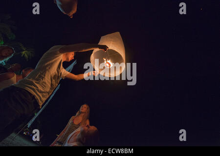 Illuminazione lanterne di carta per il Yi Peng Festival, Chiang Mai, Thailandia Foto Stock