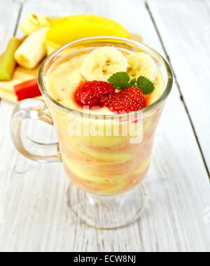 Latte Dessert fragola e banana sul bordo della luce Foto Stock