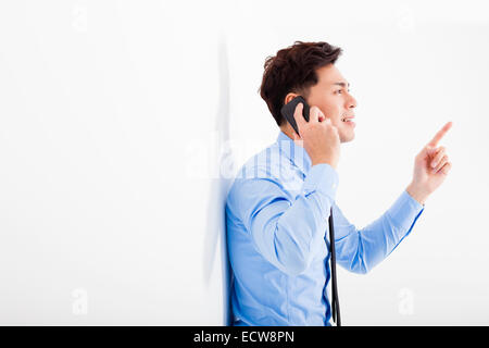 Imprenditore parlando al telefono in ufficio Foto Stock