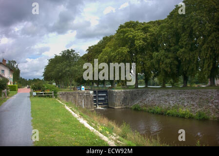 Un blocco - Ecluse - sul fiume Mayenne, Francia Foto Stock