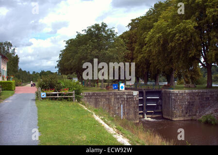 Un blocco - Ecluse - sul fiume Mayenne, Francia Foto Stock