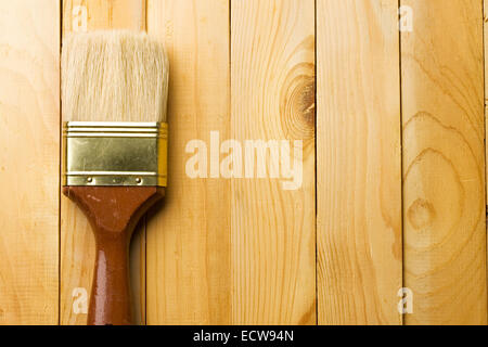 Spazzola isolato su sfondo di legno Foto Stock