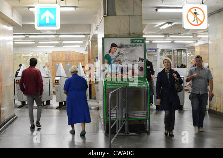 Arbatskaya la stazione della metropolitana di entrata e di uscita guardando verso i cancelli di ingresso alla stazione della metropolitana di Mosca, Russia Foto Stock