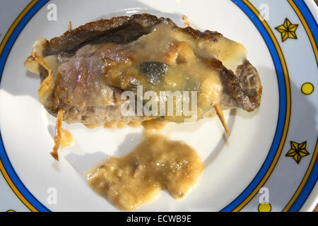 Piatto tipico della dieta mediterranea: involtini di carne di manzo Foto Stock