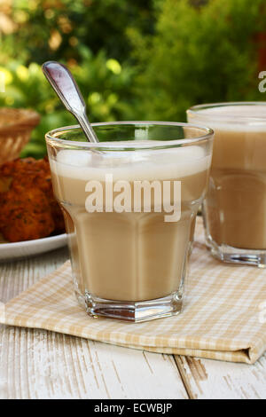 Chai o tè nero fatto con latte e spezie varie Foto Stock